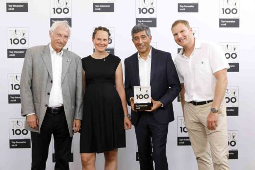 Ranga Yogeshwar (Mentor) überreicht den TOP 100 Preis 2018 an Dr. Christoph Eckert, Dr. Sophie Eckert & Dr. Georg Eckert