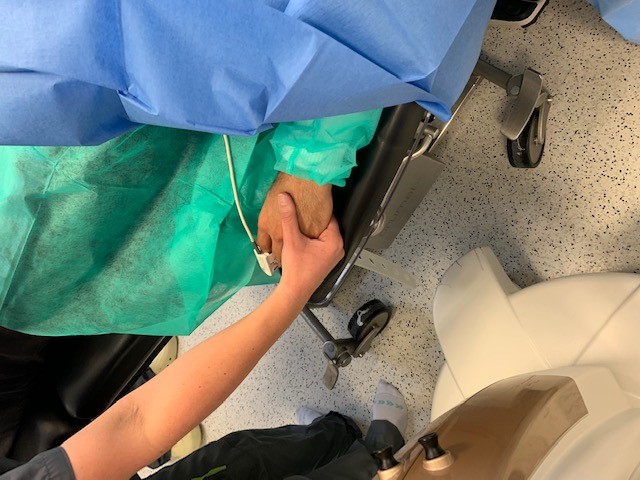 Wir halten auch gern Ihre Hand während der Operation.